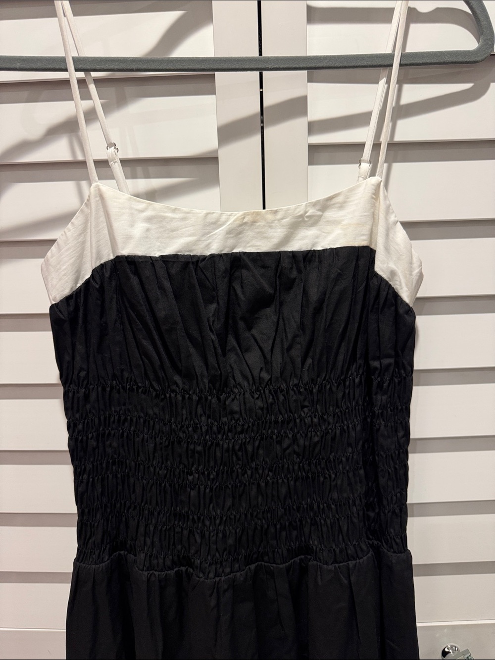 Moon River NWT Black smocked Midi Dress with White Trim & adjustable straps. - Picture 3 of 12